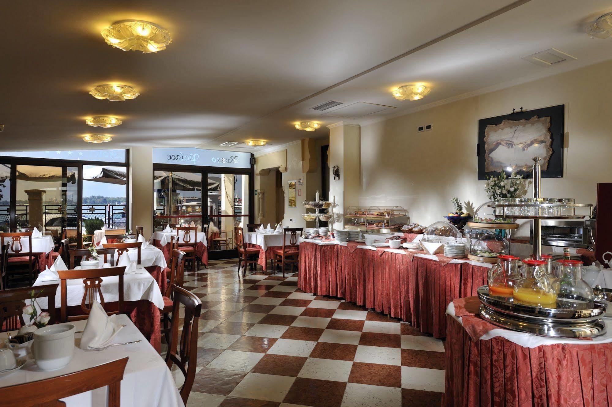 Hotel Russo Palace Lido di Venezia Bagian luar foto